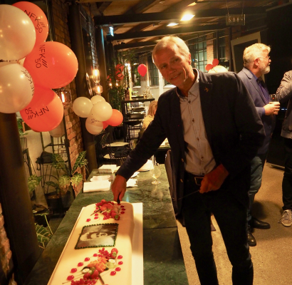 Iversen fikk også æren av å kutte kaken, illustrert med Eraserhead som ble vist i samarbeid med CInemateket dagen før.