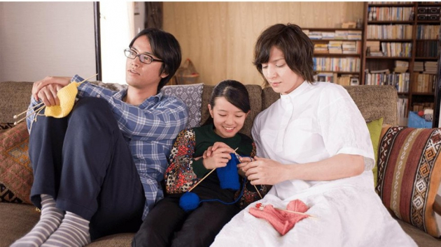 11 år gamle Tomo flytter sammen med sin onkel og hans kjæreste. Filmen handler om blant annet om hva det vil si å være en kjernefamilie, gjennom transtematikk og strikking.