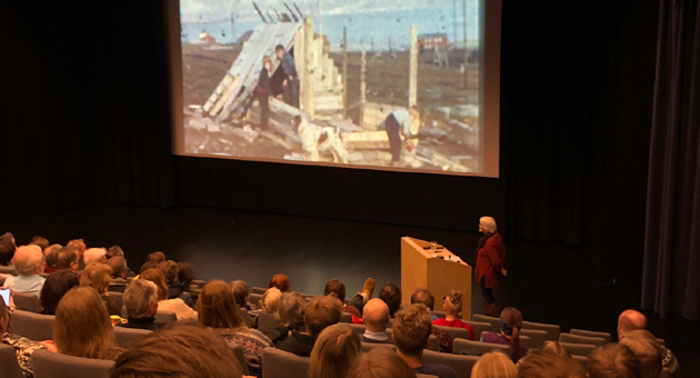 Tone Nødtvedt besøkte Svalbard filmklubb og viste filmer fra sin far, Erling J. Nødtvedt.
