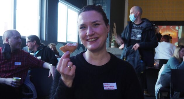 Maria Rikardsen i Tromsø barnefilmklubb spiser en solbolle