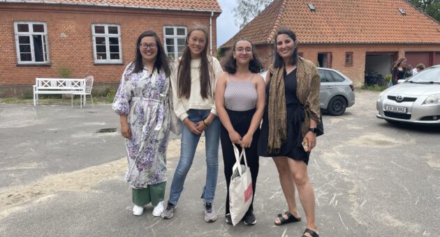 Emilie, Tima og mødrene deres i Danmark. 